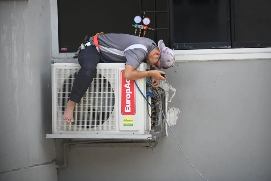 Al-Faiz Maintenance technicians completing AC repair in Madinah